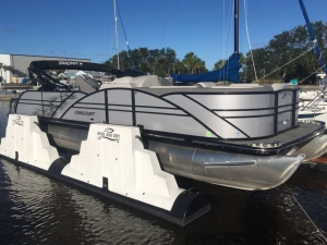 High And Dry Boatlifts lift Starcraft Tritoon at Amelia Island Marina, Florida